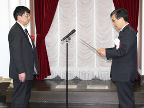 表彰式の様子:大阪府副知事 小河保之氏(右)と当社 安全環境部 省エネルギー推進室長 小森弘毅(左)