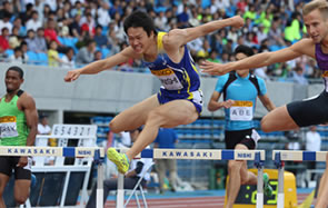 「セイコーグランプリ陸上2015川崎」レース終盤の優勝争い(右はエストニアのラスムス・マギ)