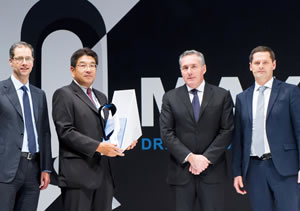 授賞式のようす ソーズ・カビンド社の遠藤社長(写真左から2人目) フィアットクライスラー社 アルタビッラ欧州総責任者(右から2人目)