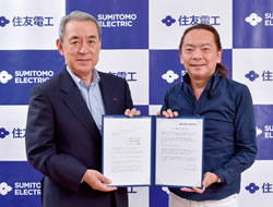 加盟調印式のようす 左:当社社長 松本 正義、右:FJ 安藤 哲也理事