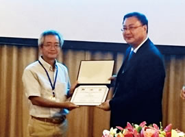 授賞式の模様: 左 当社 技師長 徳満 恒雄 右 IEEE MTT Society Presidentの Ke Wu 教授
MTT:Microwave Theory and Techniques(マイクロ波理論および技術)